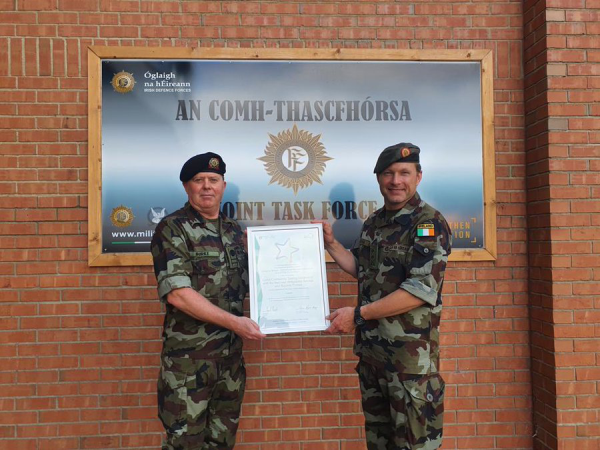 D COM JTF Col O’Luasa and JTF BSM A/BSM Burke collecting the HSE Excellence Operational Services Integration Award on behalf of the Defence Forces